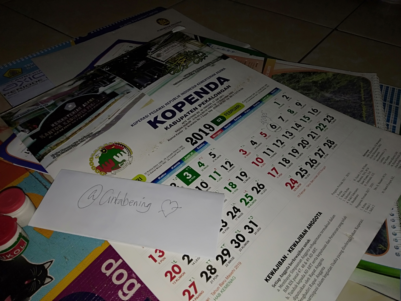 Jangan Buang Bekas Kalender, Bisa Dimanfaatkan Untuk Sampul Buku Lho Gan!
