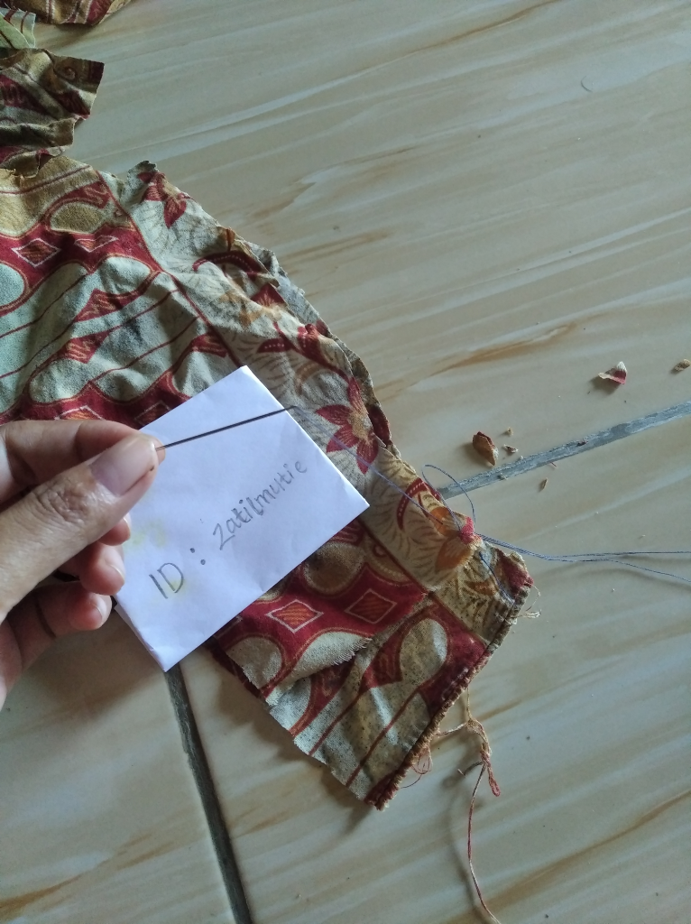 Ide Mengubah Kain Jarik Bekas Jadi Sarung Tangan Khusus Memasak Ini Patut Dicoba, Loh