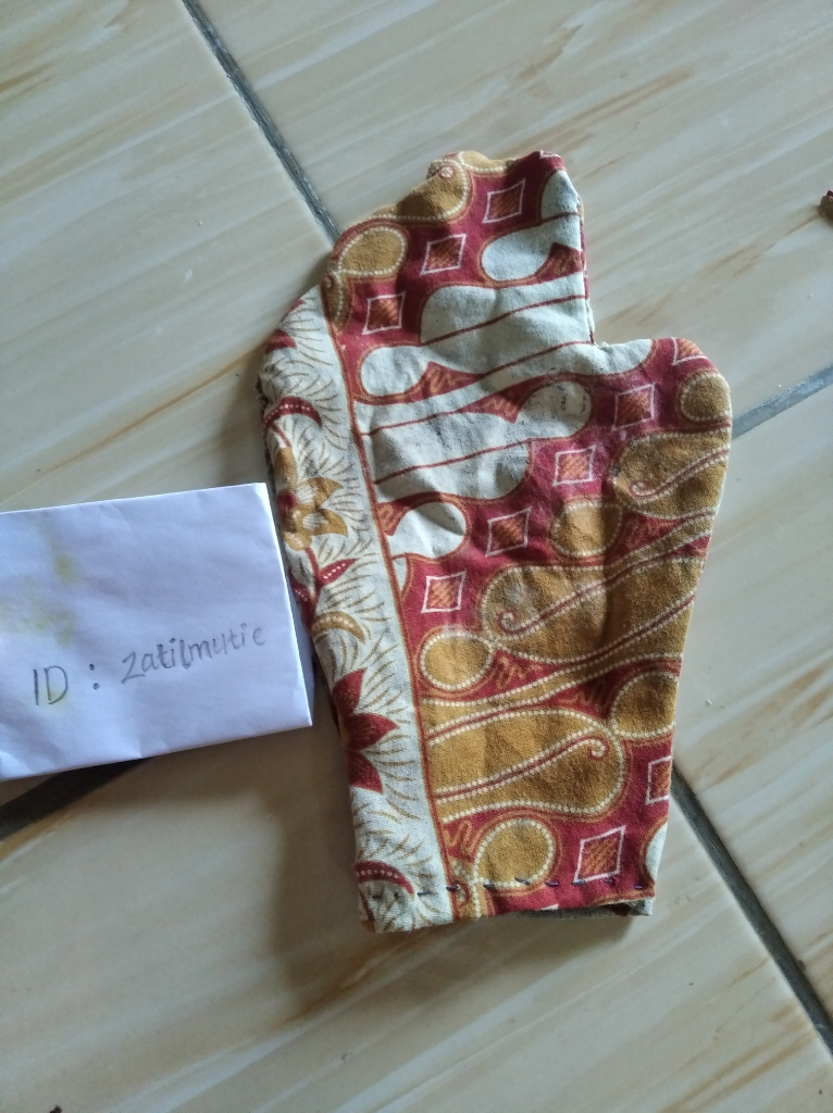 Ide Mengubah Kain Jarik Bekas Jadi Sarung Tangan Khusus Memasak Ini Patut Dicoba, Loh