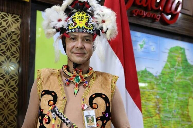 Modis! Ganjar Pranowo Bangga Pakai Baju Suku Kenyah dari Kaltim