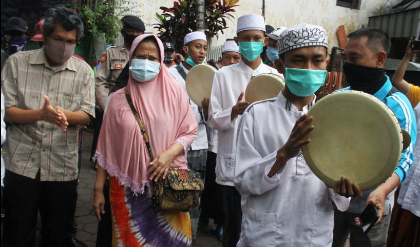 Sembuh dari Covid-19, Pasutri di Malang Disambut Hadrah