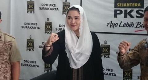 Datang ke PKS, Cucu Paku Buwono XII Sari Dewi Siap Lawan Gibran