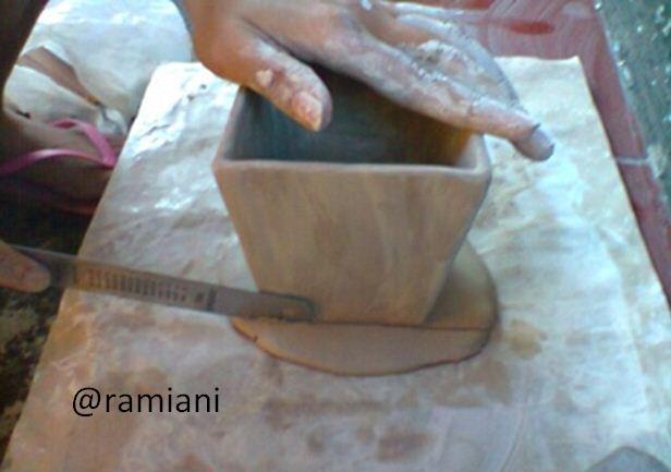 Membuat Keramik Vas Bunga Menggunakan Alat Sederhana (Tanpa Mesin dan Pembakaran)