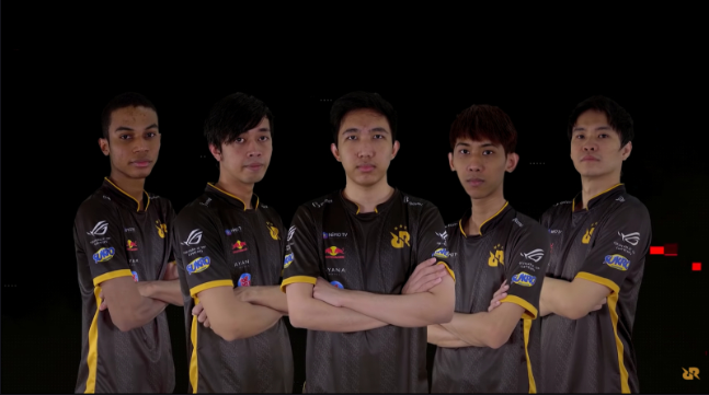 Kenapa Pro Player Selalu Melipat Tangannya Saat Sesi Foto? Begini Alasannya!