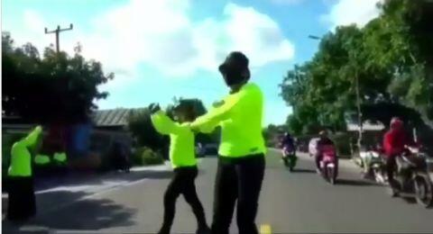 Nekat Joget di Tengah Jalan, Pria Ini Terlibas Kendaraan yang Melintas