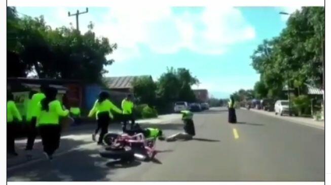 Nekat Joget di Tengah Jalan, Pria Ini Terlibas Kendaraan yang Melintas