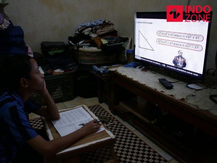 Siswa Ini Harus ke Sekolah karena Tak Punya HP, Kemendikbud Minta Cari Solusinya