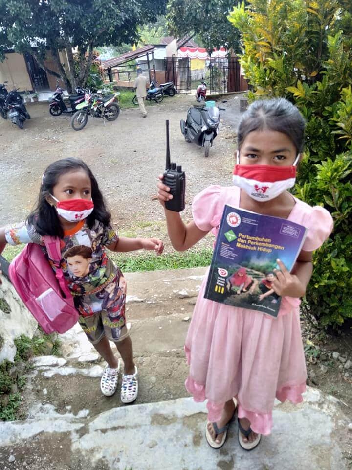 Pelajar Ini Tetap Ikuti Pembelajaran Jarak Jauh Meski Tanpa Kuota! Bisa Gitu Ya?