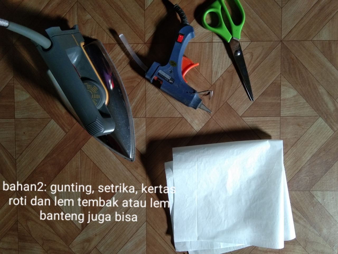 &#91;DIY&#93; Life Hack Andalan Gue: Kantong Keresek Menjadi Tatakan dan Wadah Serbaguna