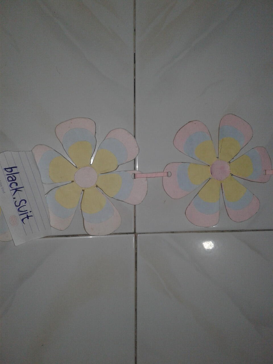 Dibuang Sayang, Mari Manfaatkan Kertas Tak Terpakai Menjadi Tirai Warna-warni