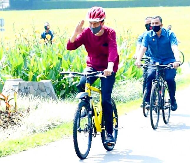 Sambil Gowes, Jokowi Sampaikan Hasil Tes Swab: Alhamdulillah Sehat-sehat Saja