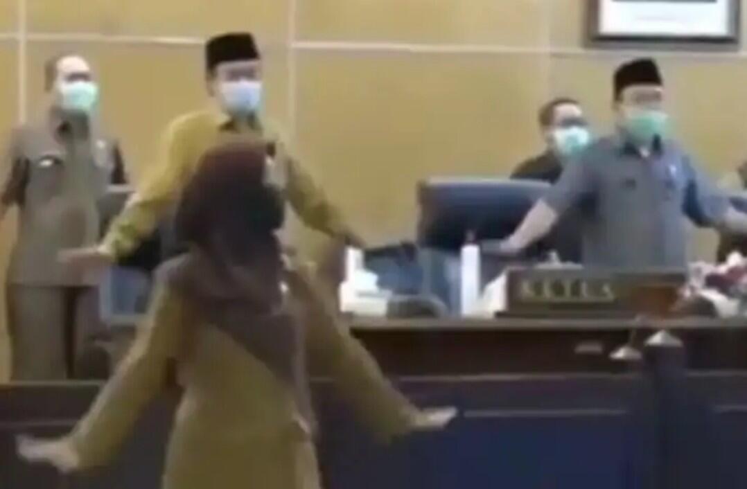 Anggota Dewan dan Plt Bupati Sidoarjo Joget Pinguin Sebelum Rapat 