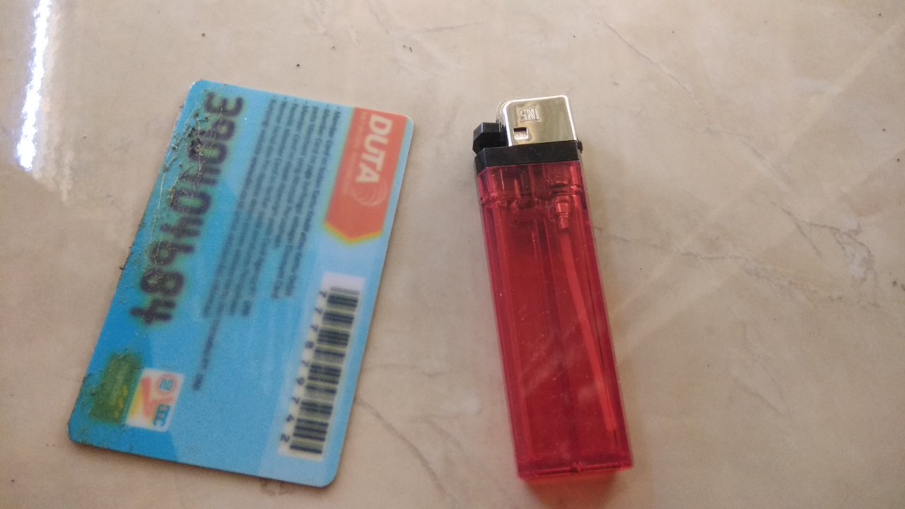 (DIY) Ini Life Hack Andalan Saya, Kartu Bekas Dijadikan Dudukan Hp