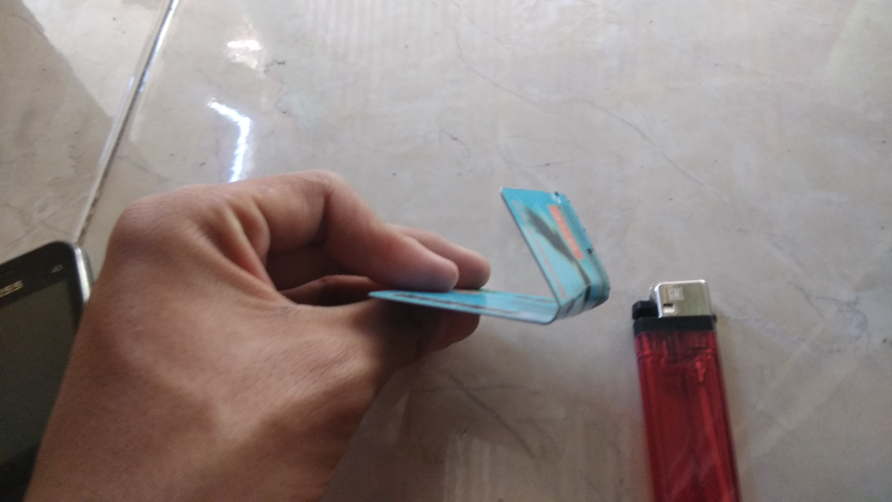 (DIY) Ini Life Hack Andalan Saya, Kartu Bekas Dijadikan Dudukan Hp