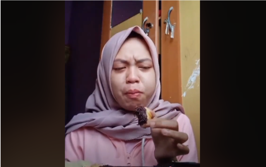Viral! Dicuekin Pacar LDR, Cewek Ini Nangis Sambil Makan Kue Ulang Tahun