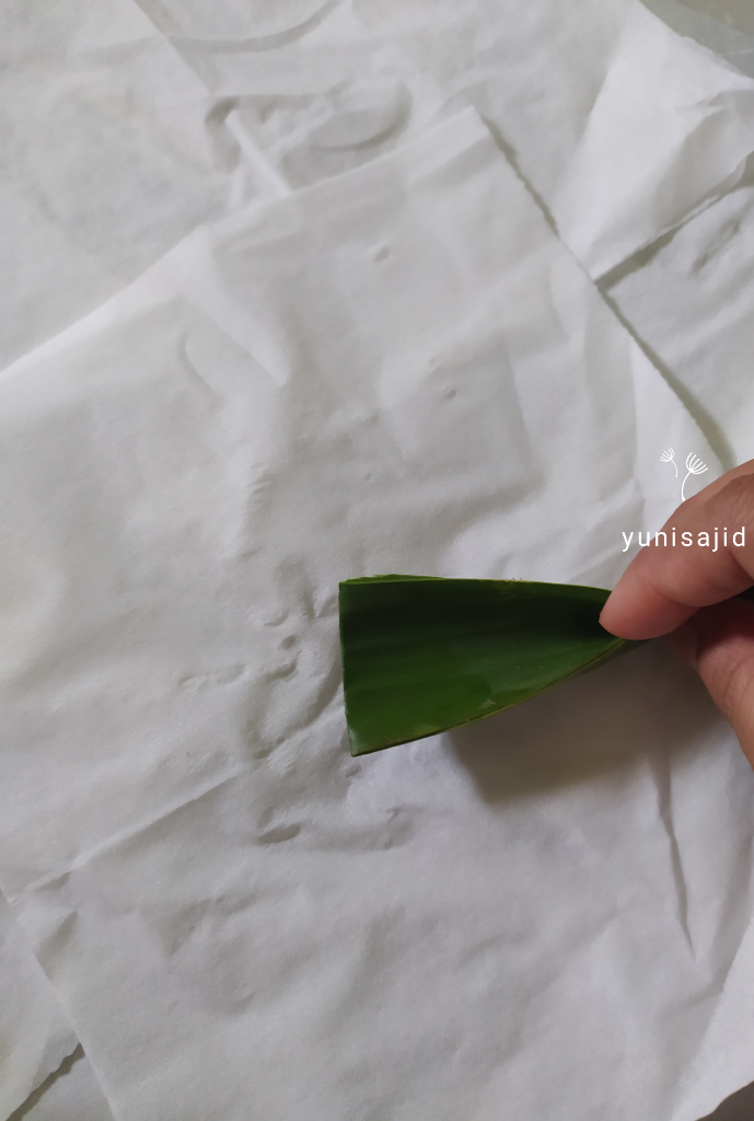 Sendok Dari Daun Pisang, Bikin Makanan Terasa Lebih Nikmat