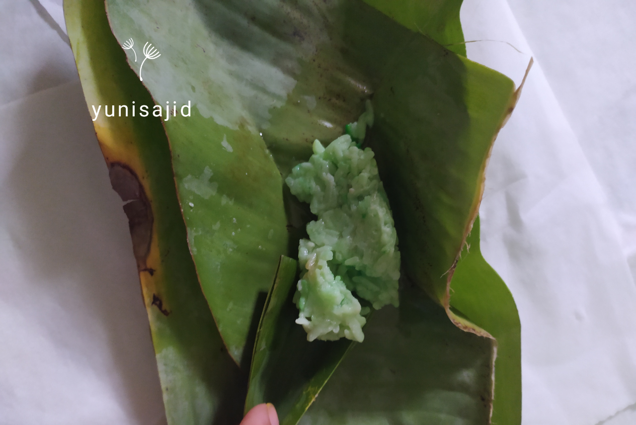 Sendok Dari Daun Pisang, Bikin Makanan Terasa Lebih Nikmat