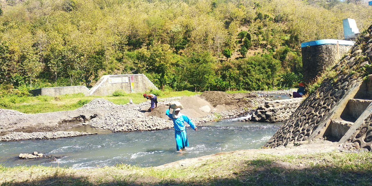 Wujud Warga Di Pedesaan Menggais Rizqi Dengan Menambang Pasir Sungai