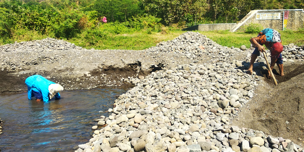Wujud Warga Di Pedesaan Menggais Rizqi Dengan Menambang Pasir Sungai