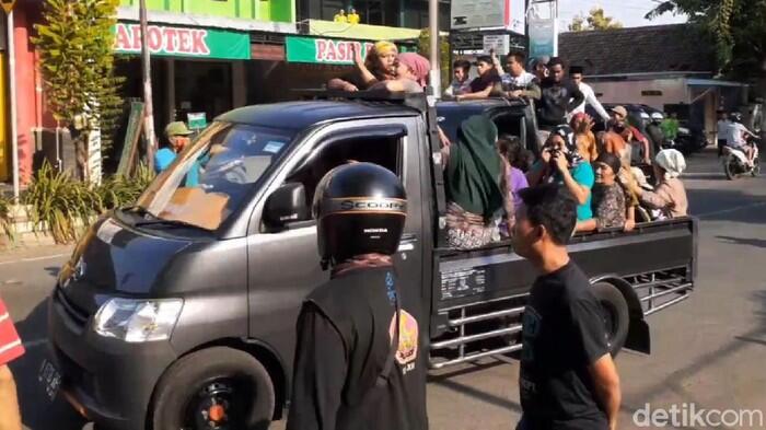Detik-detik Menegangkan Warga Ambil Paksa Jenazah Probable COVID di Pasuruan