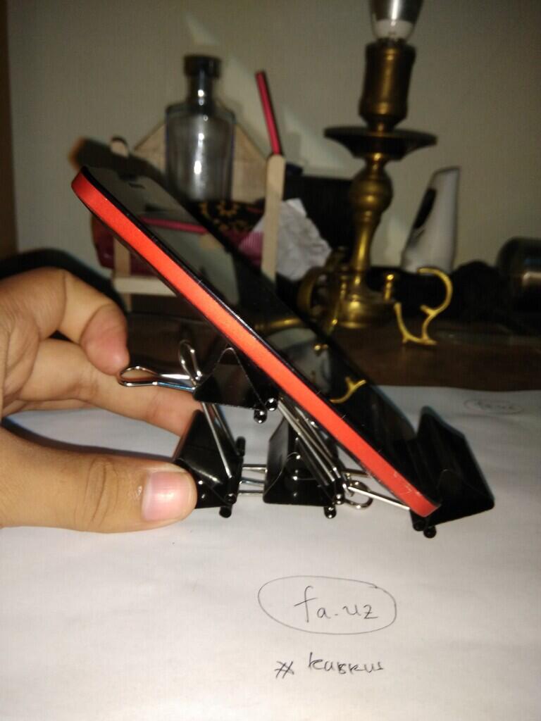 Phone Holder Kece dari Binder Clips yang Jadi Andalan Ane!