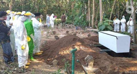 Rekor! PMI Jember Makamkan 6 Jenazah dengan Protokol Covid-19, Satu Balita