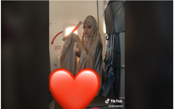 Viral! Video Pramugari Cantik Salat di Pesawat, Banjir Pujian dari Netizen