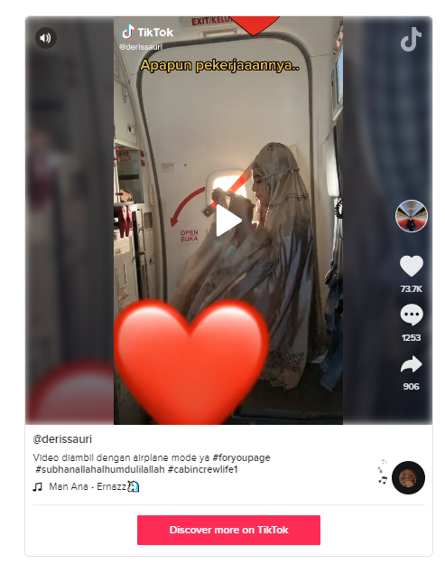 Viral! Video Pramugari Cantik Salat di Pesawat, Banjir Pujian dari Netizen