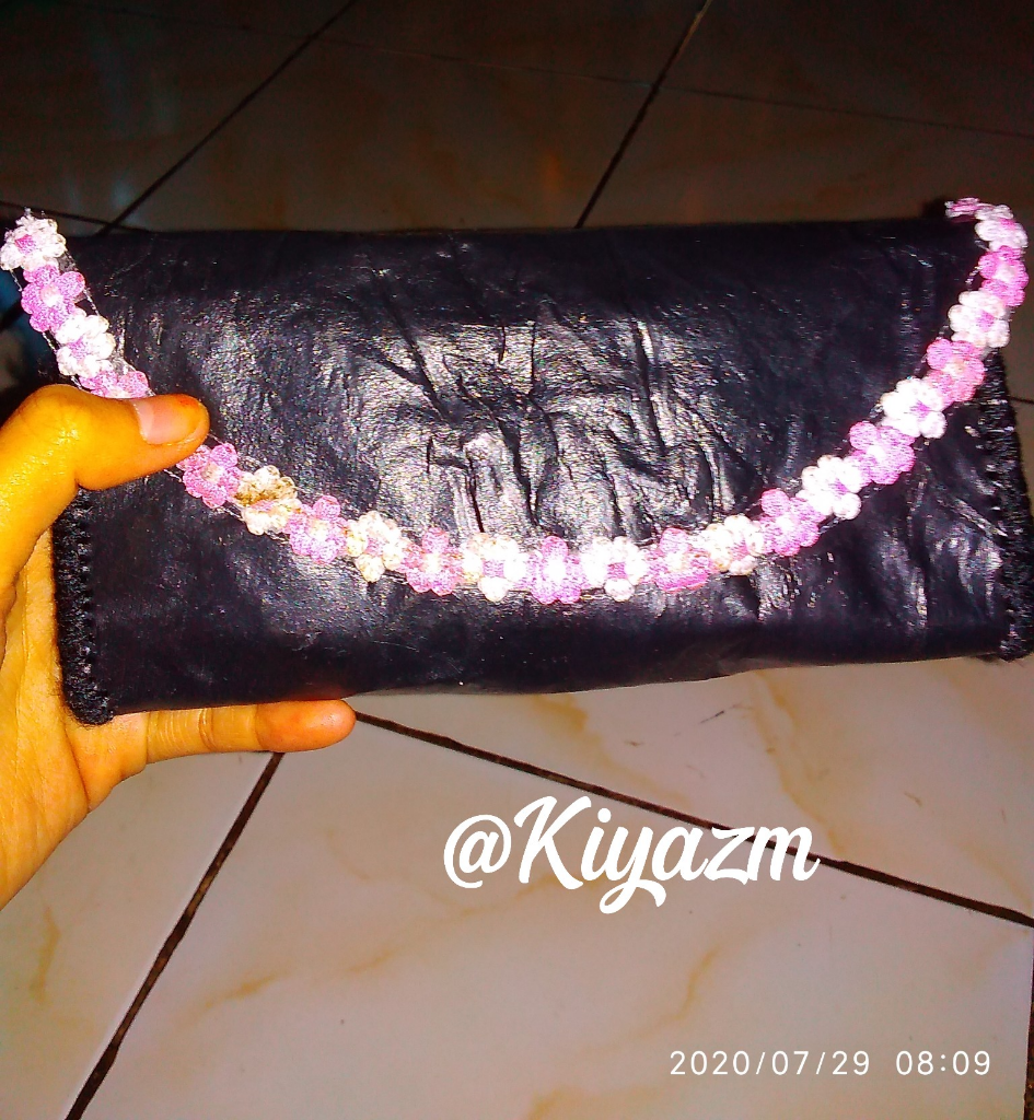 &#91;DIY&#93; Jangan Buang Bekas Plastik Kresek Hitam. Bisa Jadi Clutch Cantik Loh,