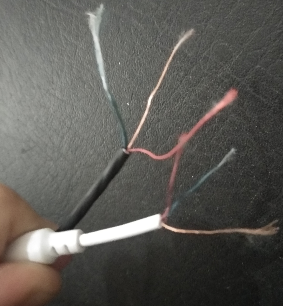 Earphone Mu Rusak? Jangan Dibuang Dulu