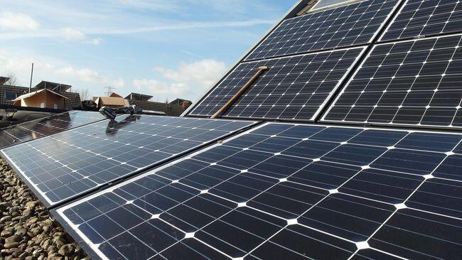 Harga Panel Surya Masih Mahal di Indonesia?