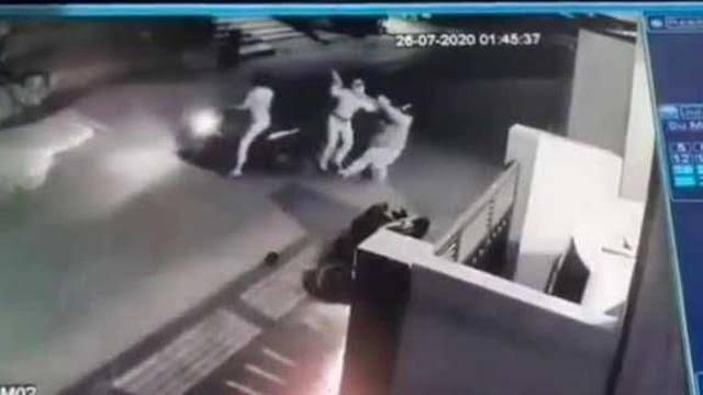 Sengit dan Menegangkan, Emak-emak Ojol Ini Berduel Dengan Dua Begal Bersenjata Tajam