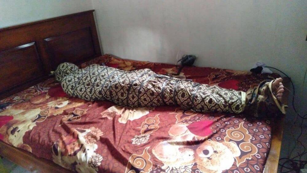 Gilang Fetish Kain Jarik, Menjadi Predator UNAIR Dengan Di Bungkus Pocong