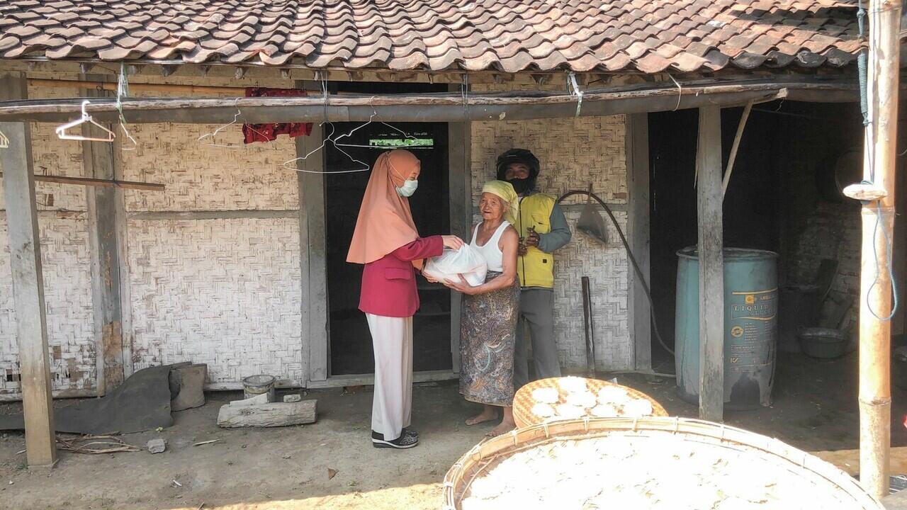 Gandeng BKM, Mahasiswa UMM Bagikan Sembako agar Tepat Sasaran