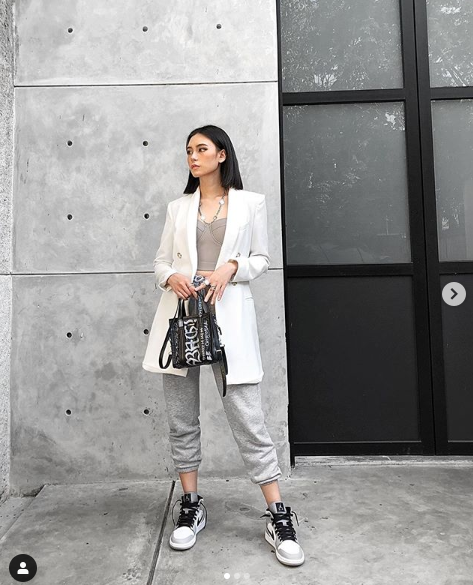 Yuk! Tengok style dan koleksi sneakers Tamara Dai