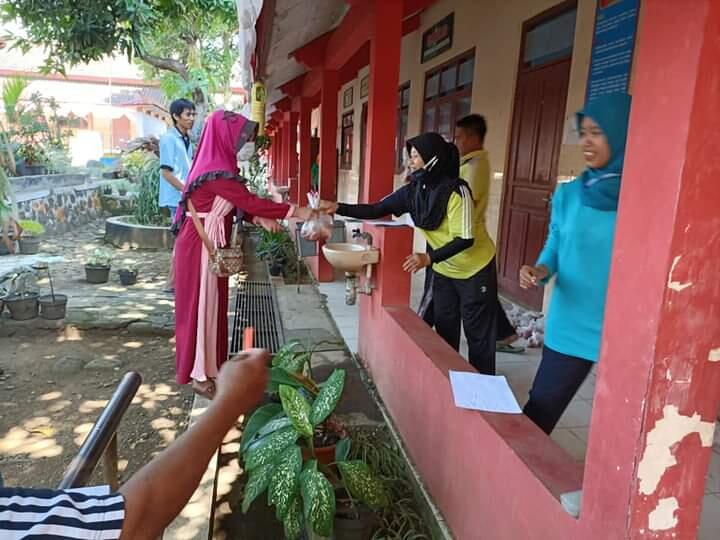 Latihan Berqurban, Pentingkah Bagi Anak-anak? SD 01 Doro Pekalongan Adalah Contohnya