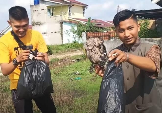 Prank Bagi Daging Qurban Isi Sampah, Ngikut Ferdian Paleka Ga Ya?