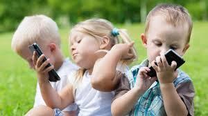Masih Mau Kasih HandPhone Sama Anak?