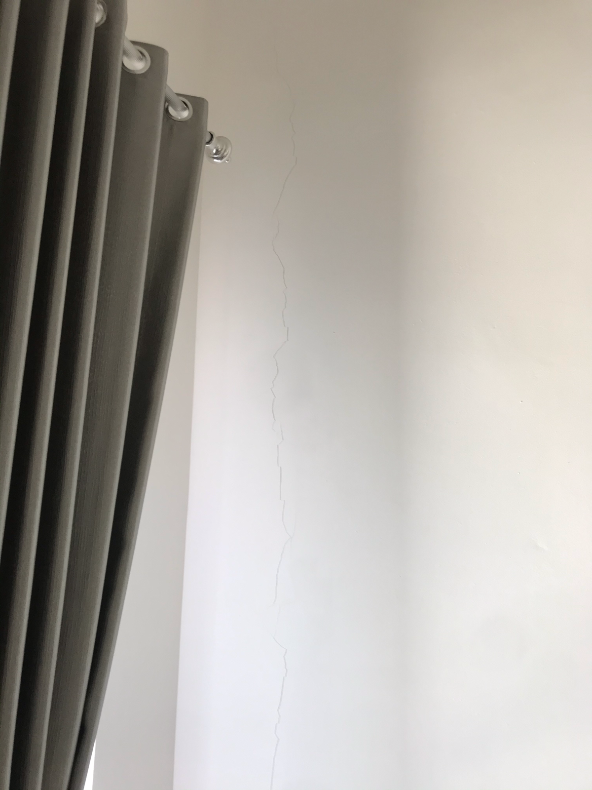 HELP RUMAH BARU TEMBOK RETAK