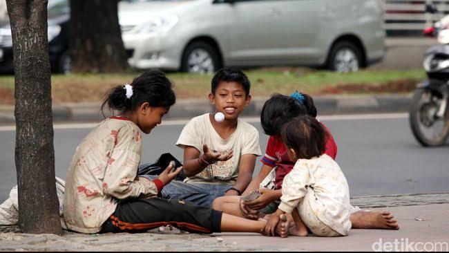 Ada Yang Berbeda, Seorang Bocah Melantunkan Surah Pendek Di Perempatan Jalan