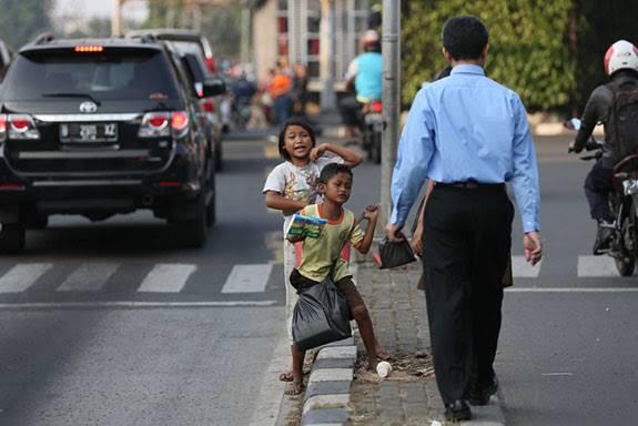 Ada Yang Berbeda, Seorang Bocah Melantunkan Surah Pendek Di Perempatan Jalan