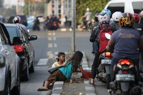 Ada Yang Berbeda, Seorang Bocah Melantunkan Surah Pendek Di Perempatan Jalan