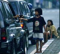 Ada Yang Berbeda, Seorang Bocah Melantunkan Surah Pendek Di Perempatan Jalan