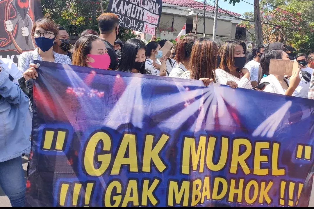 ‘Gak Murel Gak Mbadok’ Purel Menuntut di Balai Kota Surabaya