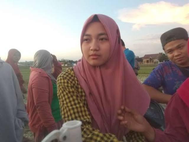 Viral Gadis Cantik Jualan Cilok