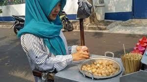 Viral Gadis Cantik Jualan Cilok