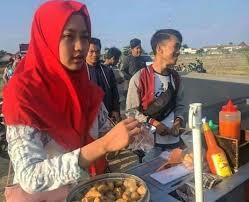 Viral Gadis Cantik Jualan Cilok