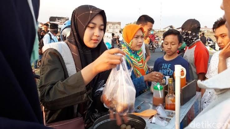 Viral Gadis Cantik Jualan Cilok