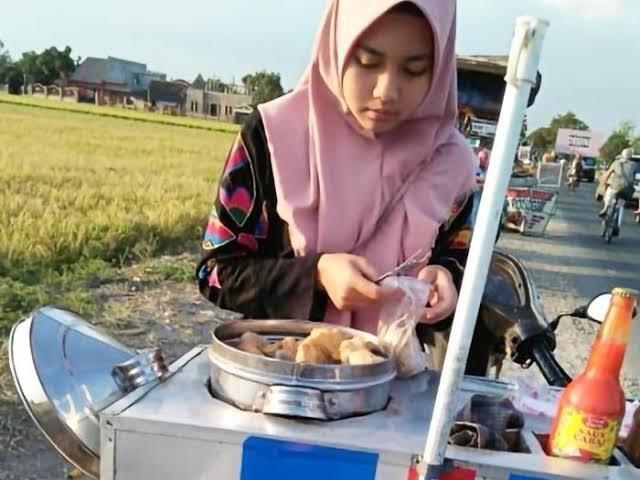 Viral Gadis Cantik Jualan Cilok