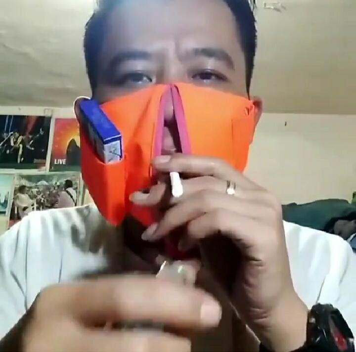 Praktekin Cara Merokok Saat Gunakan Masker Khusus! Pria ini Bikin Netizen Ngakak!